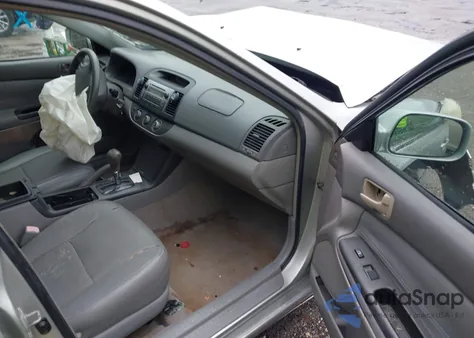 2005 Toyota Camry Le z USA, uszkodzony, nr VIN 4T1BE30K05U528324